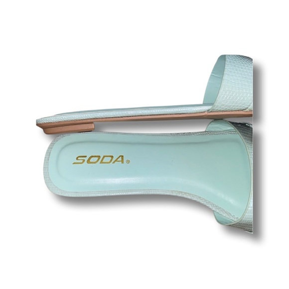 Reptile Pattern Slides w/ Gold Chain Accent - Picture 3 of 3